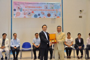 王世民副主席致送紀念品予體聯陳永傑理事長