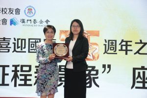 ２０２４１００６_黃小美監事長致送紀念品予李小英副院長